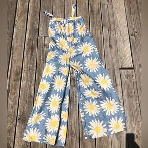 Size L floral jumpsuit. Never worn!